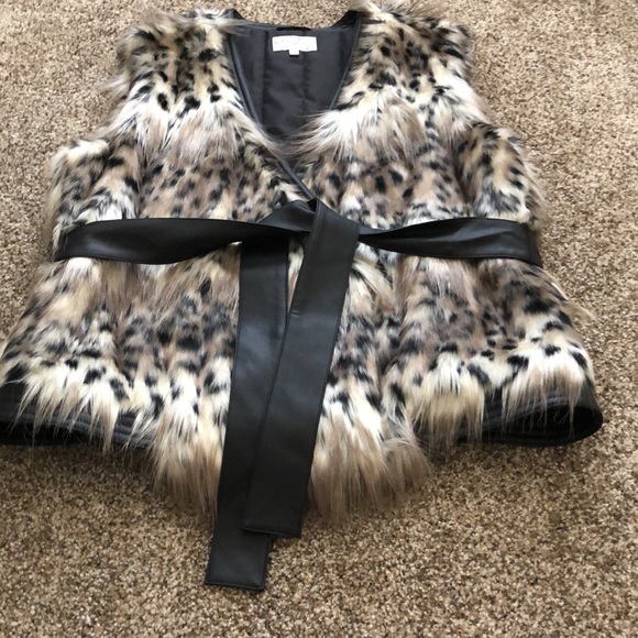June, by June Ambrose extra large faux fur leopard print vest. - Picture 12 of 13